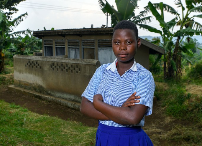 Janet Nyakasiki voor een latrine gebouw