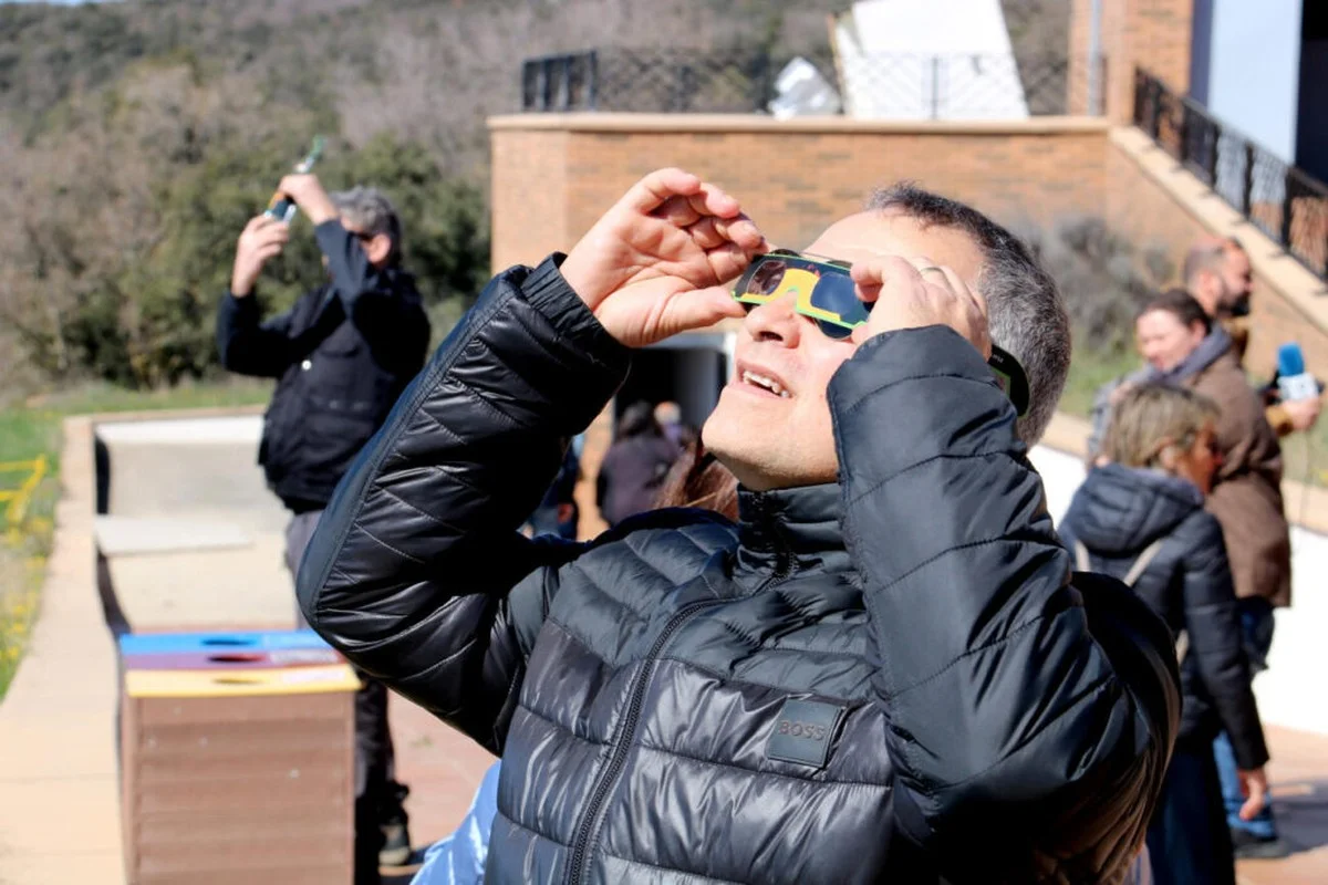 Stop met het dragen van uw zonnebril: de slimme manieren om de zonsverduistering van 2026 veilig te bekijken