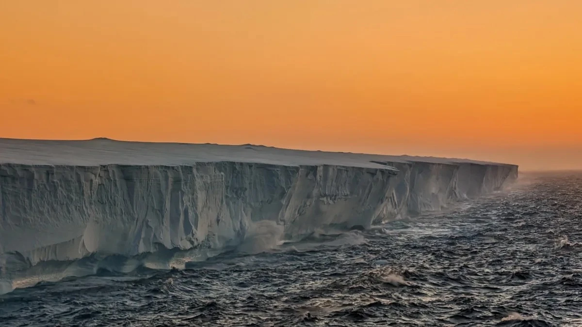 De opvallende blauwe ijsberg die wetenschappers argwaan geeft: wat het echt betekent