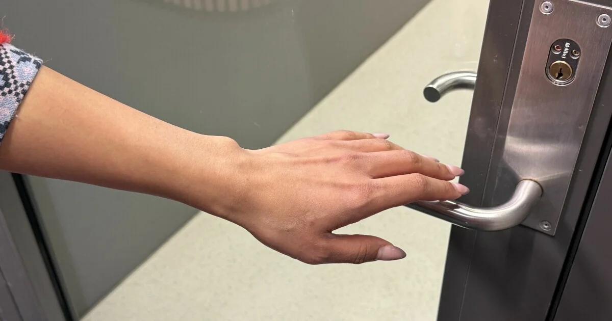 Dé ene, onzichtbare reden waarom je deze winter constant statische elektriciteit vasthoudt