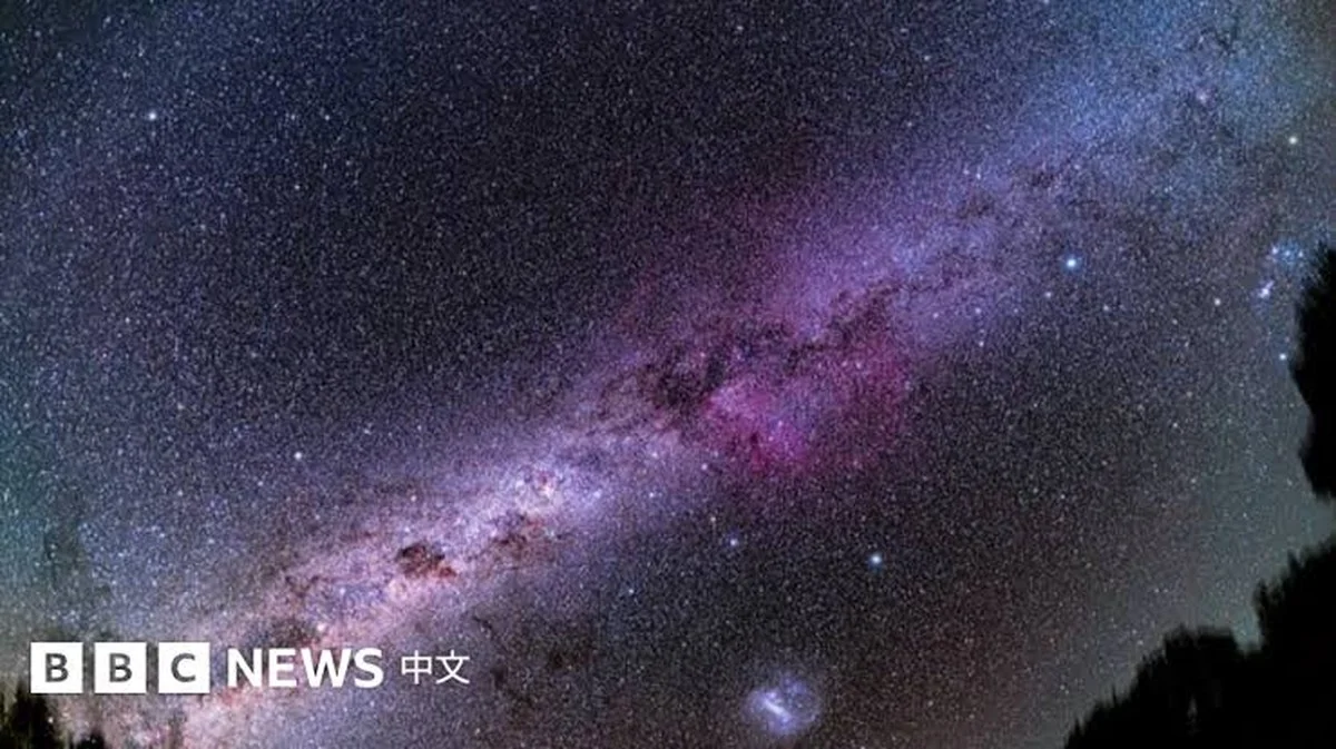 Waarom experts nu geloven dat ons universum niet uitdijt, maar wordt samengeknepen