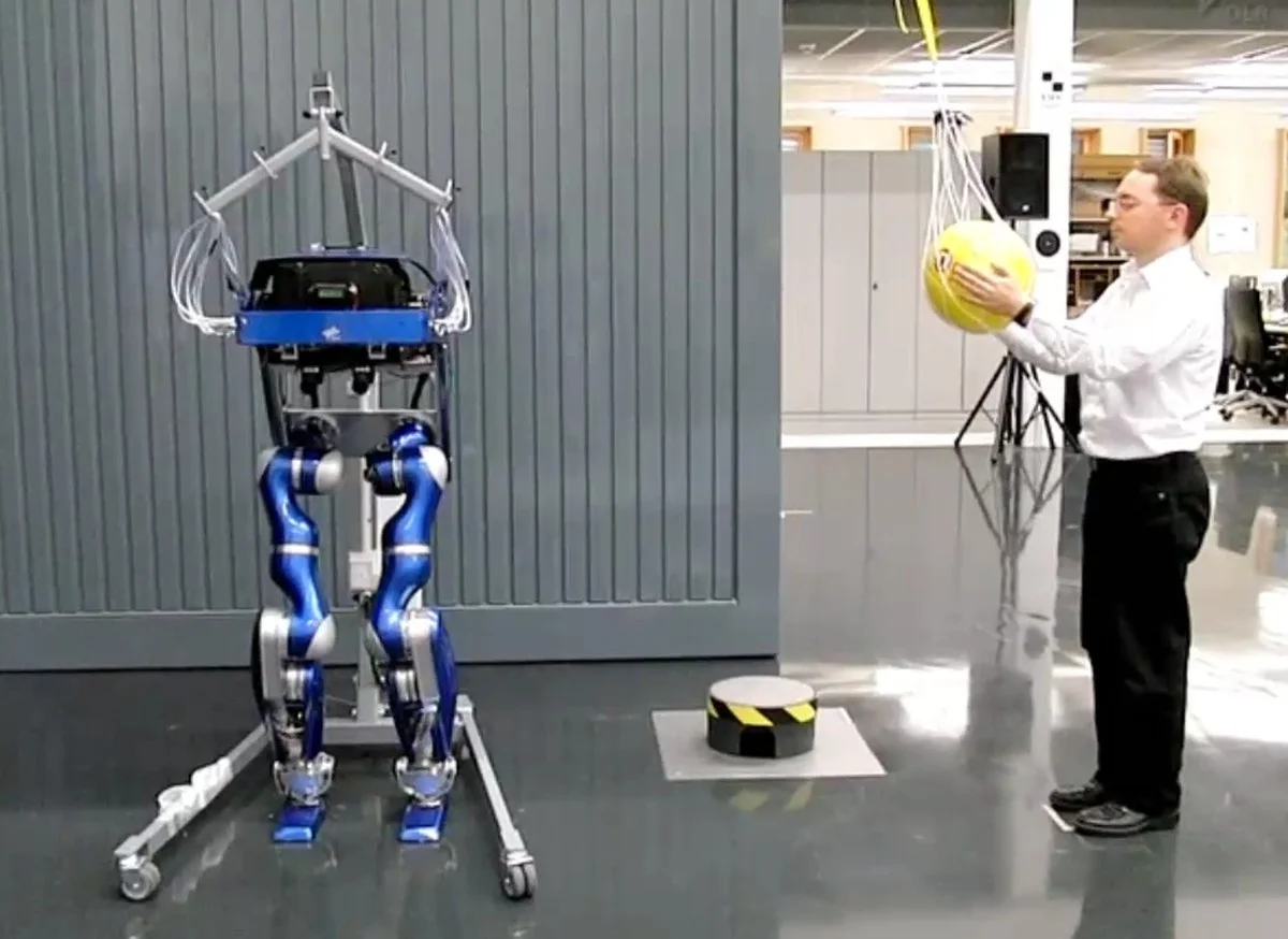 chinesevechtrob-extra-2.webp Chinese vechtrobot met menselijk gezicht: is dit de kant op waar we opgaan? - image 2