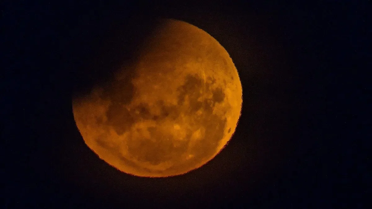Waarom de maan stoffeel zit vol met deeltjes van de aarde (en het heeft met ons magnetisch veld te maken)