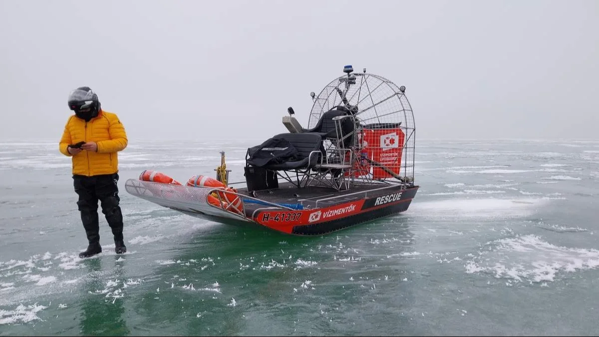 De Balatonijs is 15 cm, maar dit ene stuk is gevaarlijk dun: wat we leerden van de moerasbuggy