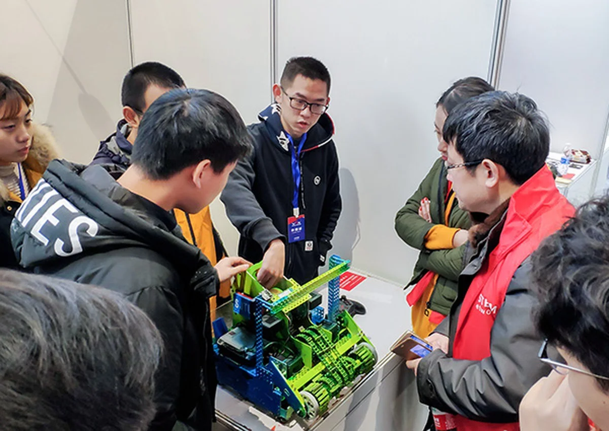 waaromderobotsv-extra-1.webp Waarom de robots van deze Almaty-scholieren Aziatische experts verrasten - image 1