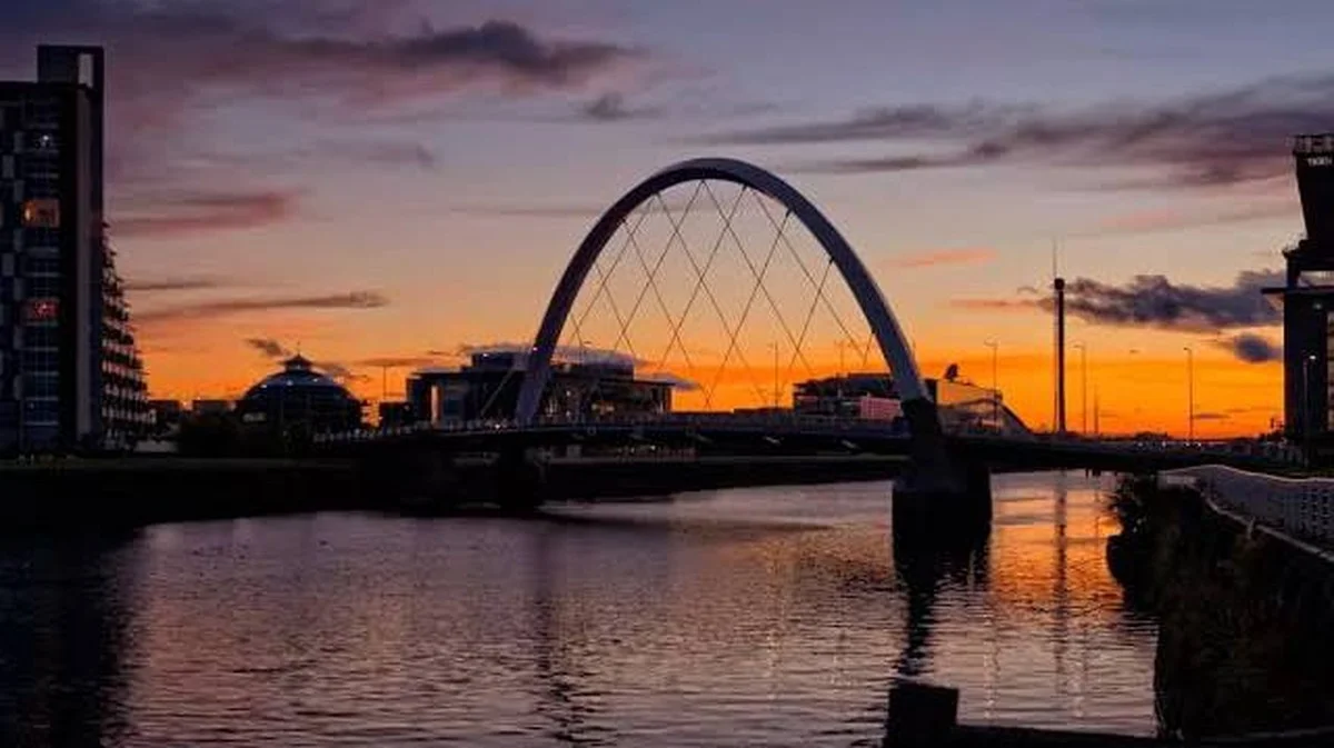wanneer de zon na 17:00 uur ondergaat in glasgow