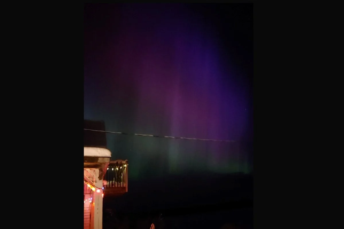 Waarom je soms de paars-groene gloed van het noorderlicht ziet boven je eigen huis