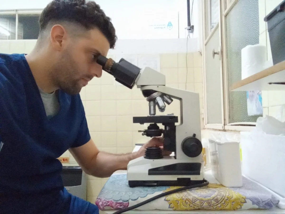 Hoe een biochemicus uit Gualeguaychú de microbiologiewereld verovert