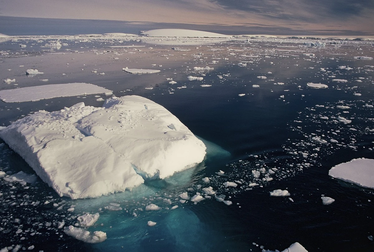 deopvallendebla-extra-2.webp De opvallende blauwe ijsberg die wetenschappers argwaan geeft: wat het echt betekent - image 2