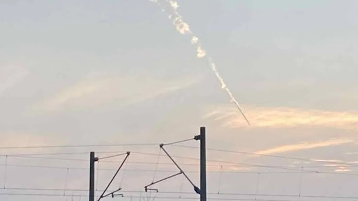 Waarom die vreemde strepen boven Falkensee écht geen vallende satelliet waren