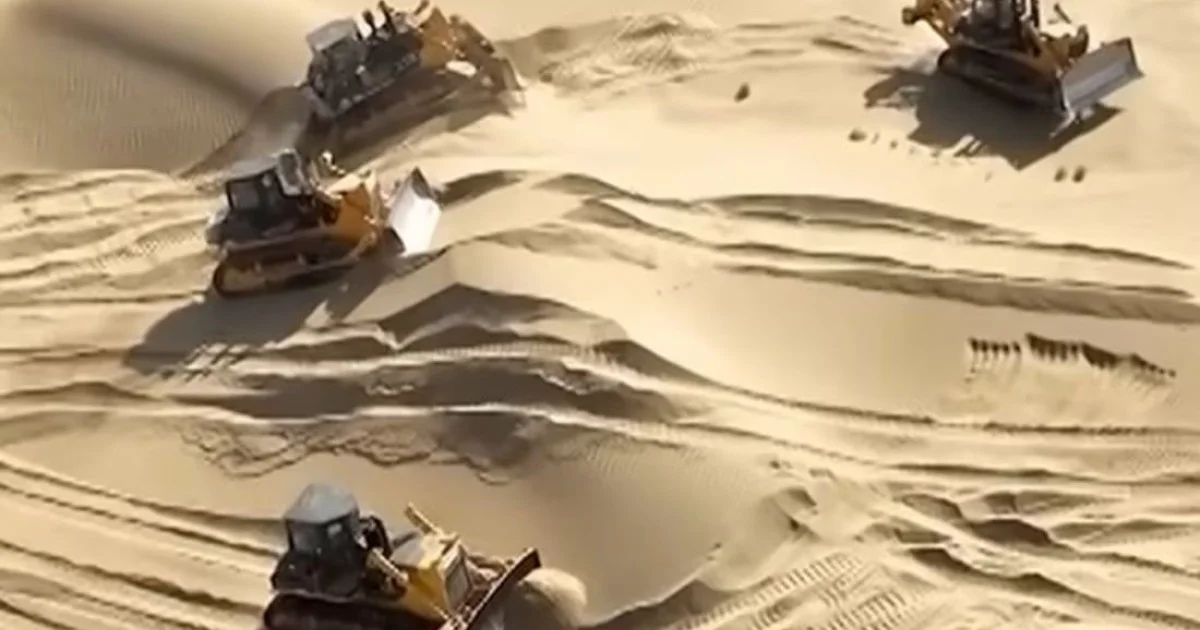 Waarom slimme ingenieurs 337.000 km² woestijn stabiliseerden met slechts stro en zonlicht