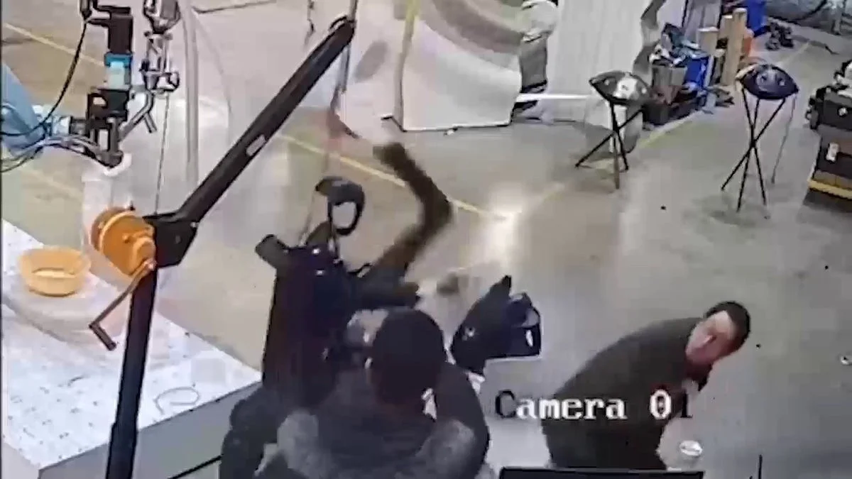 eencommandowasg-extra-2.webp Een commando was genoeg: deze humanoïde robot schoot een YouTuber neer - image 2