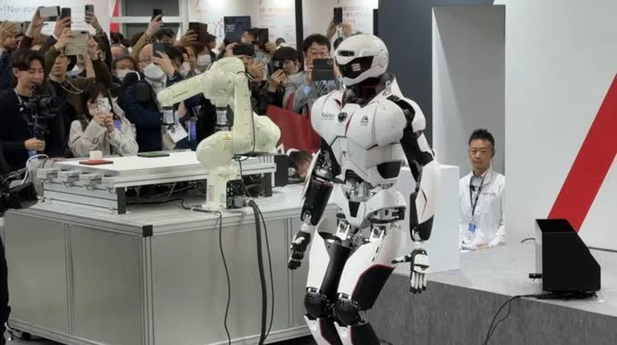 Humanoïde robot blust brand en redt kat tijdens demonstratie in Tokyo