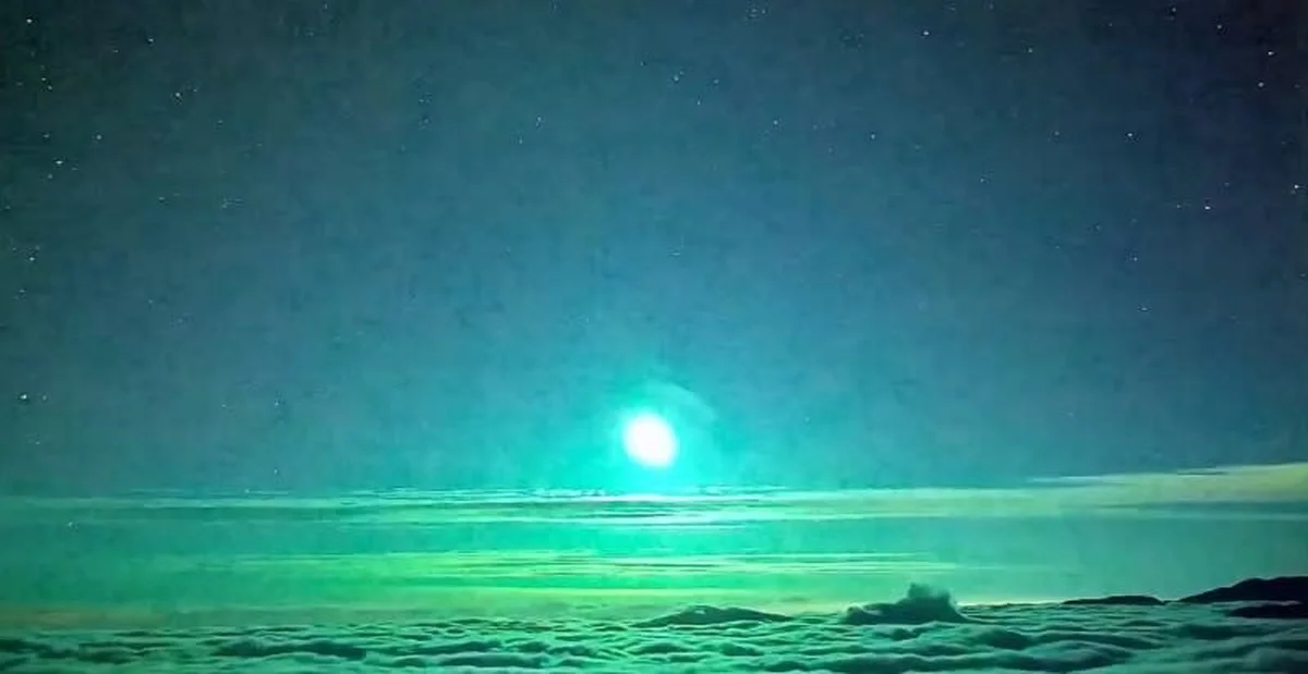 De zeldzame groene lichtflits die de wolkenzee boven Zuid-Taiwan verlichtte