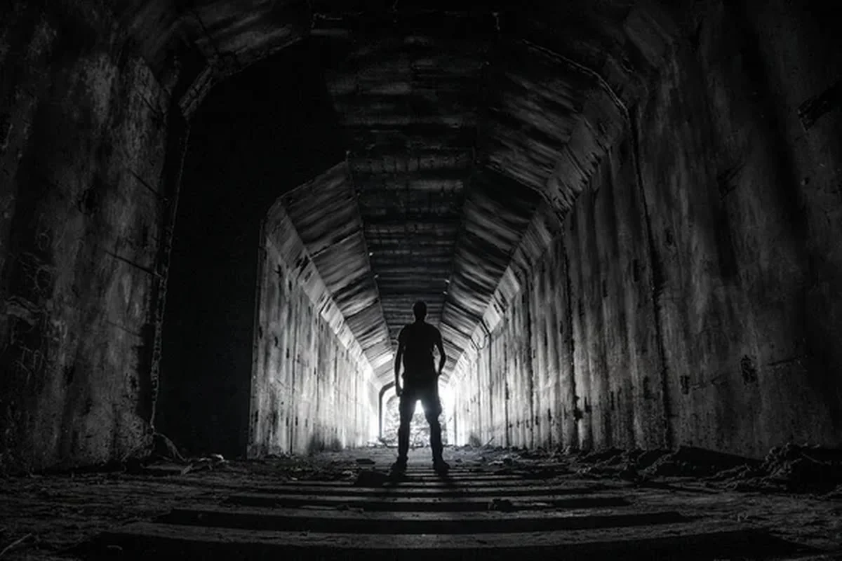 demandie63dagen-extra-1.webp De man die 63 dagen in het donker zat en zo de menselijke tijd ontcijferde - image 1