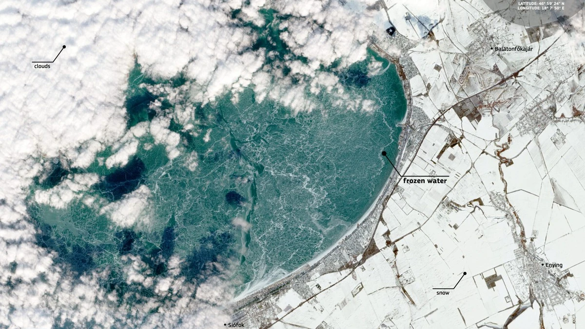 De turkooisblauwe ijsvlakte van de Balaton, nu voor het eerst in negen jaar vanuit de ruimte gefotografeerd