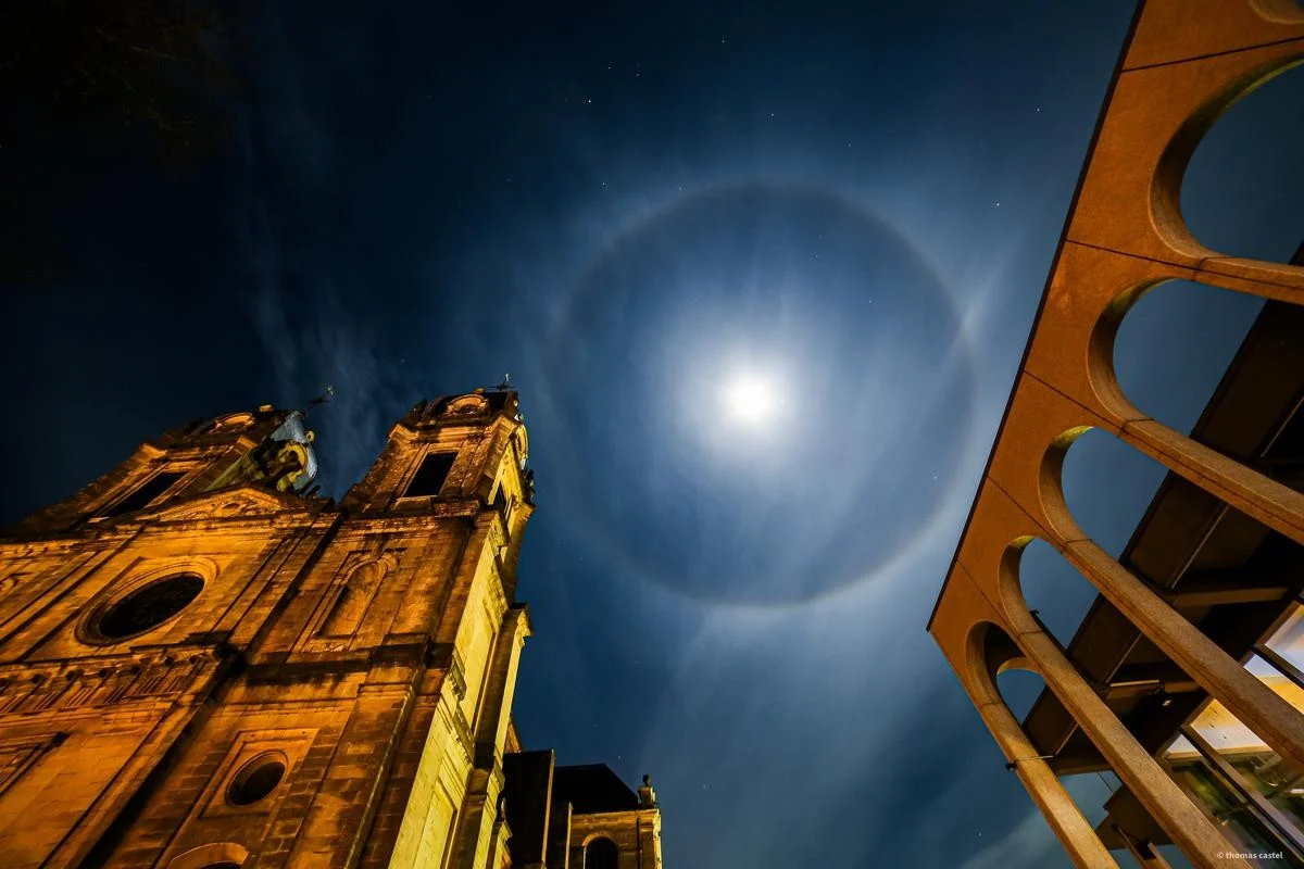 Zeldzame maanhalo boven kerk: wat je miste tijdens de Dierenriem conjunctie