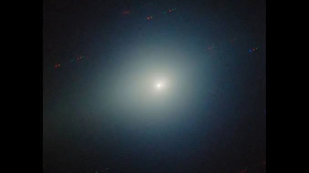 Waarom de interstellaire komeet ATLAS nu plotseling helder groen gloeit