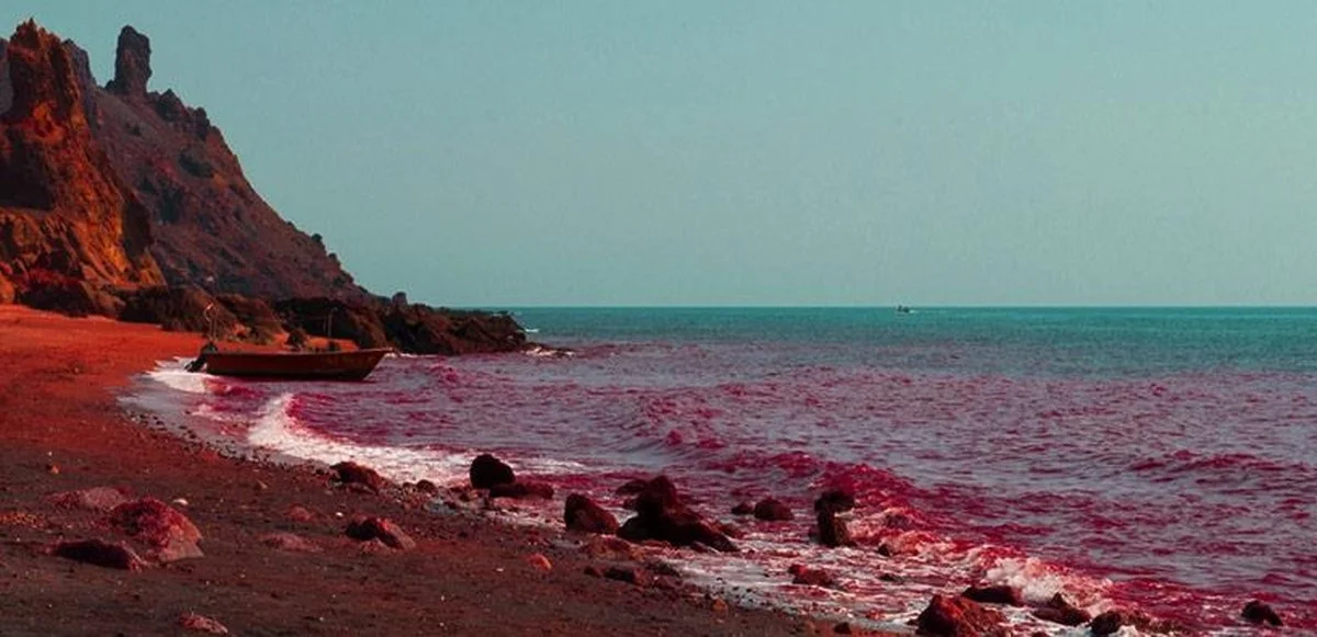 waaromdezeeplot-extra-2.webp Waarom de zee plotseling bloedrood kleurde bij Hormuz: het geheime mineraal - image 2