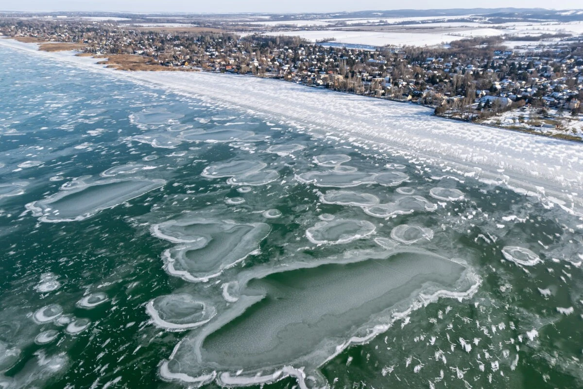 De turkooisblauwe ijsvlakte van de Balaton, nu voor het eerst in negen jaar vanuit de ruimte gefotografeerd - image 2