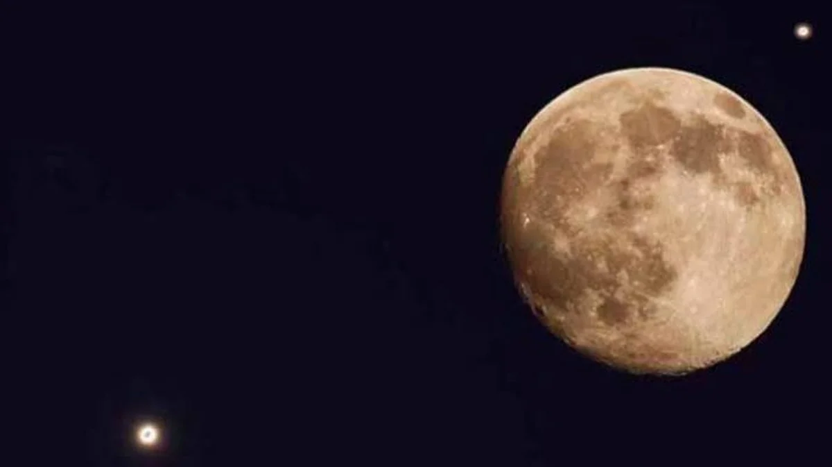 Wanneer je Saturnus en de Maan ziet samenkomen: het verrassende eindejaarsspektakel