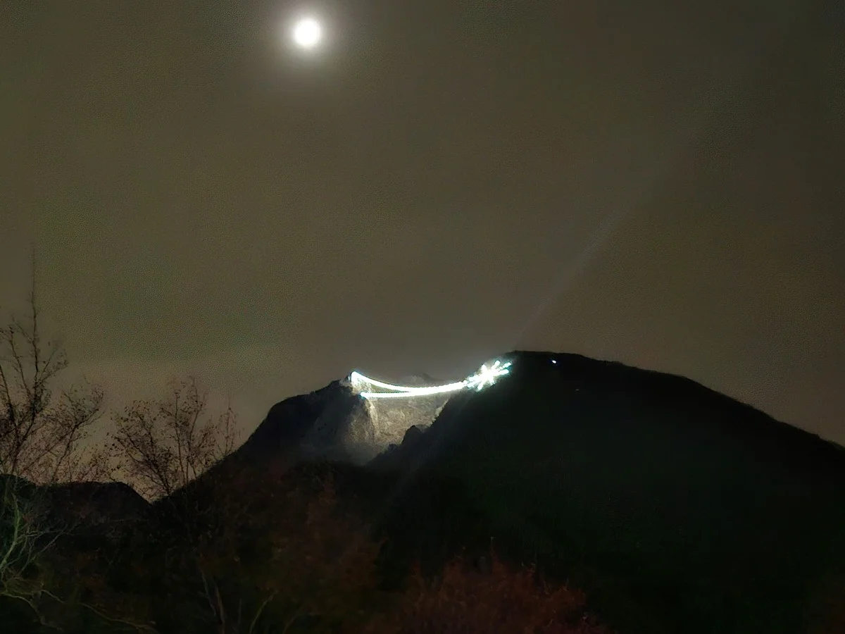 Waarom ervaren bergbeklimmers dit gigantische lichtkunstwerk 's nachts inschakelen