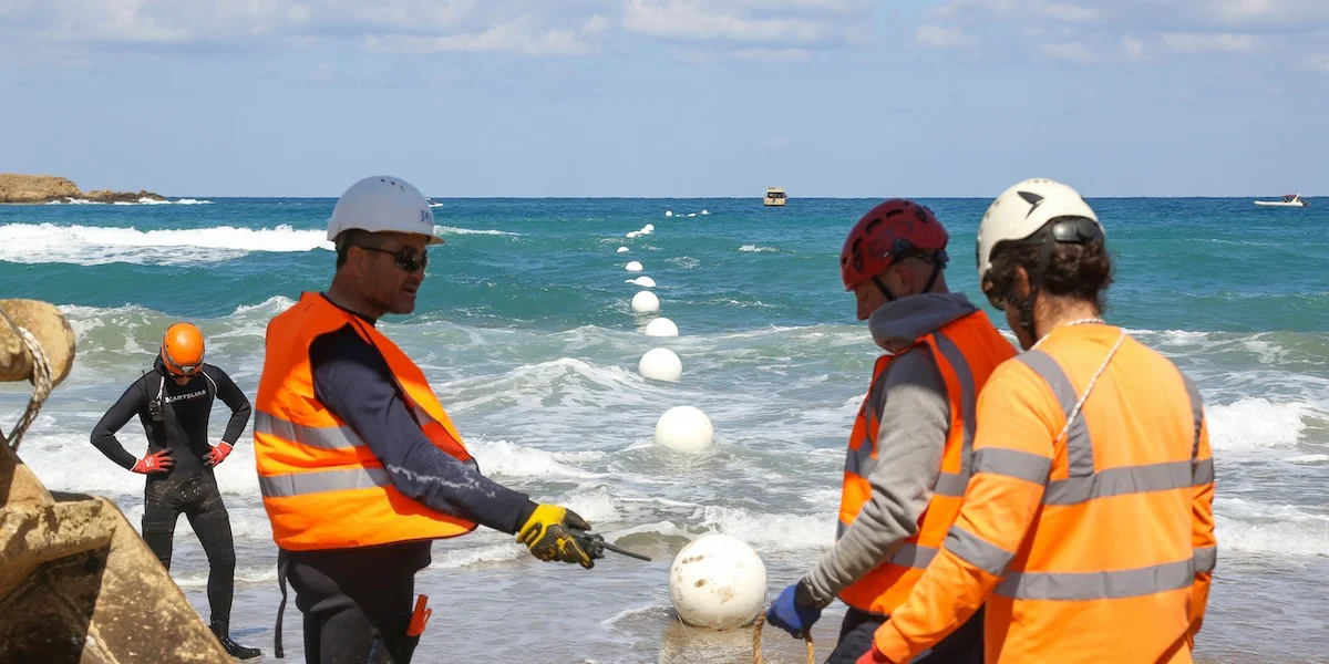 Waarom experts nu lichtsignalen in zeekabels in de gaten houden voor aardbevingen
