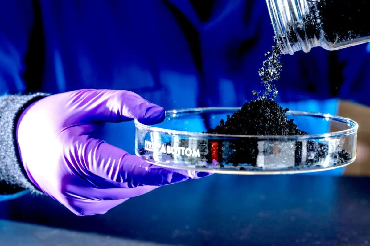 Waarom je de korrels onder kunstgras niet langer kunt negeren