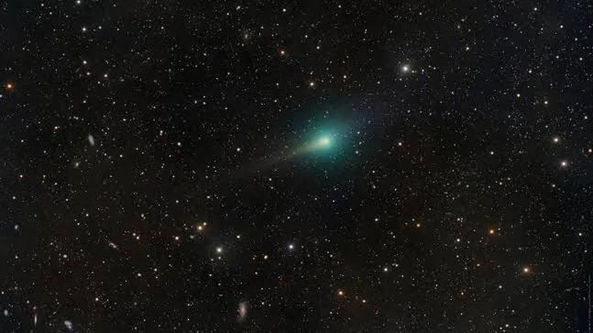 Waarom deze komeet zich gedraagt als een 'geweerloop' en de wetten van de natuurkunde tart