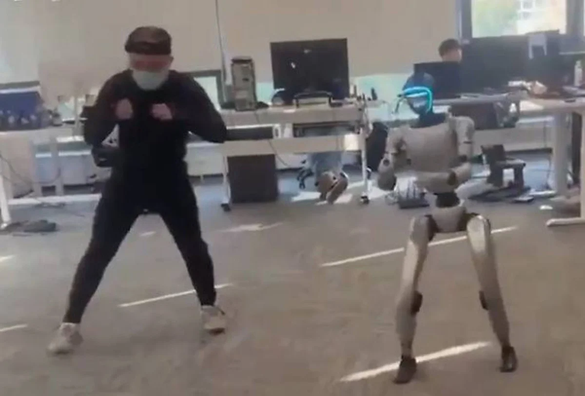 Chinese robot accidentally kicks trainer in the groin during training, and even Elon Musk is amused