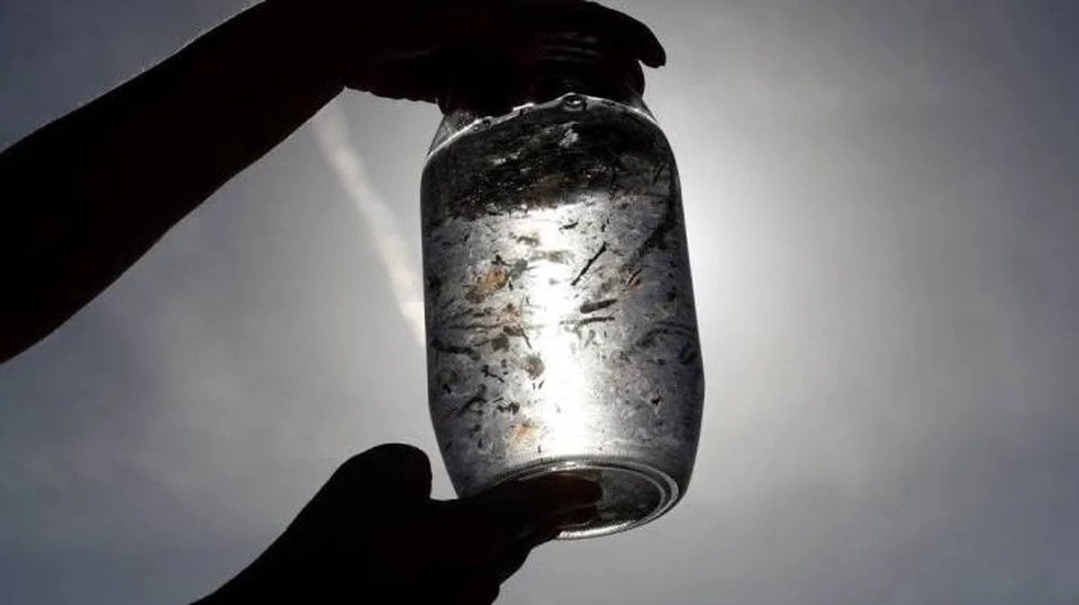 Waarom we ons zorgen moeten maken over de onzichtbare chemische wolk van microplastics