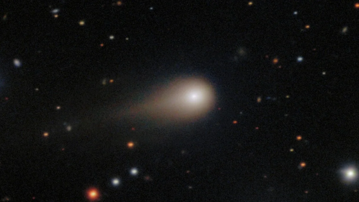 Waarom de staart van komeet Atlas langer is dan de afstand tot de maan