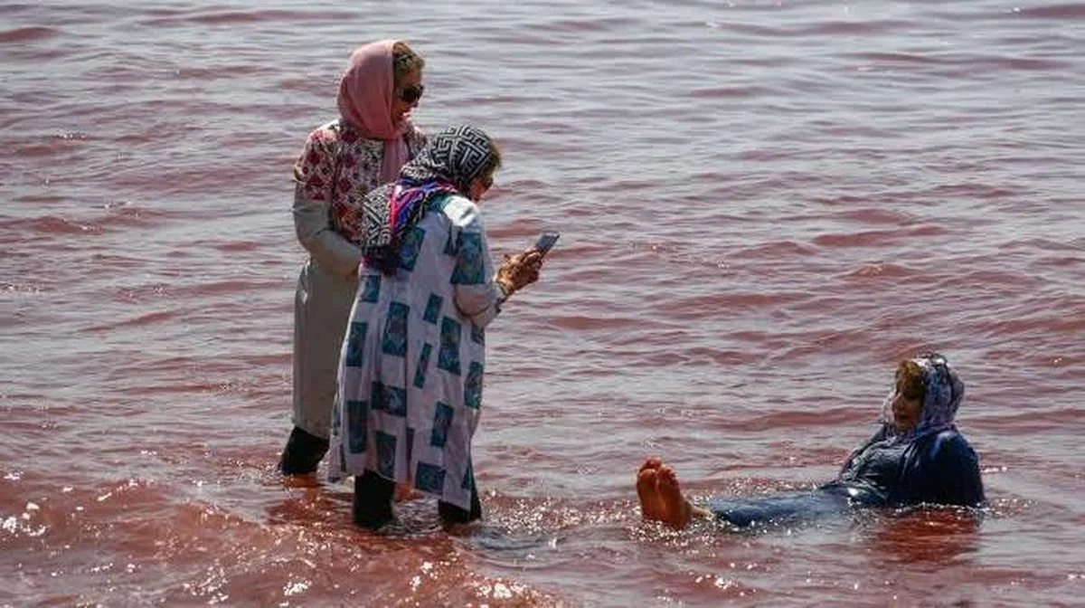 Waarom de zee plotseling bloedrood kleurde bij Hormuz: het geheime mineraal