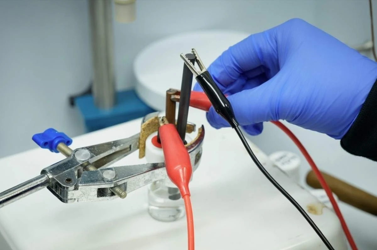 De chemische truc: hoe ‘mislukte’ batterijen 94% van de ‘eeuwige chemicaliën’ in water wegwerken