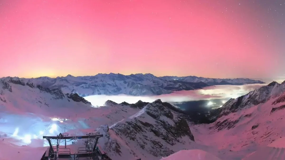 Het zeldzame roze noorderlicht boven de gletsjer dat wetenschappers verraste
