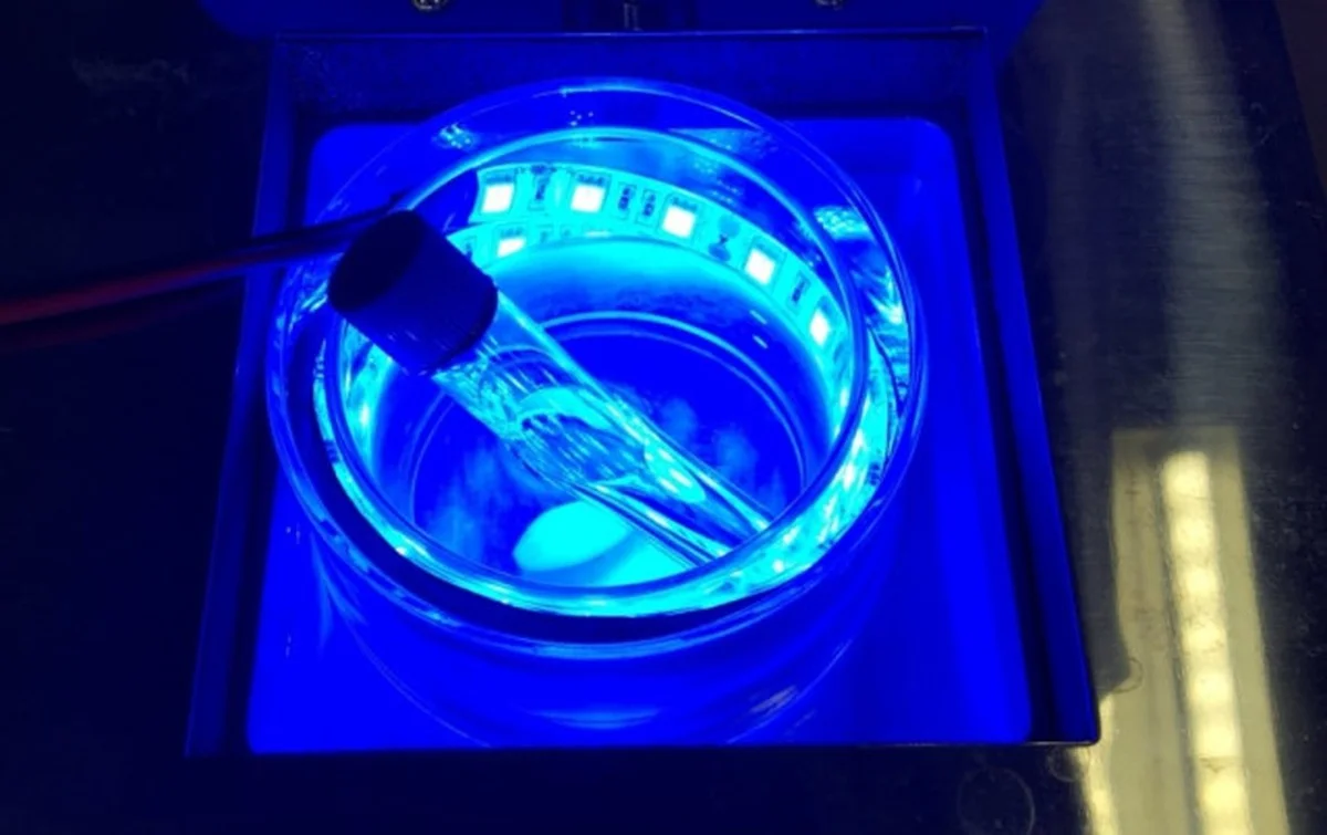 Wetenschappers vervangen dure metalen door ijzer en blauw licht voor complexe chemie