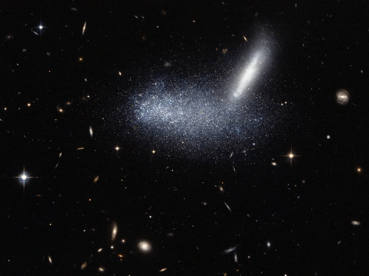 Waarom de Hubble foto van twee sterrenstelsels een galactische leugen is - image 1