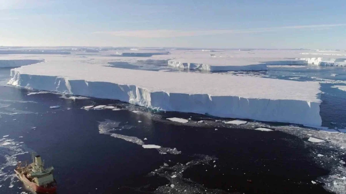Waarom de ‘Doomsday Glacier’ van binnenuit scheurt