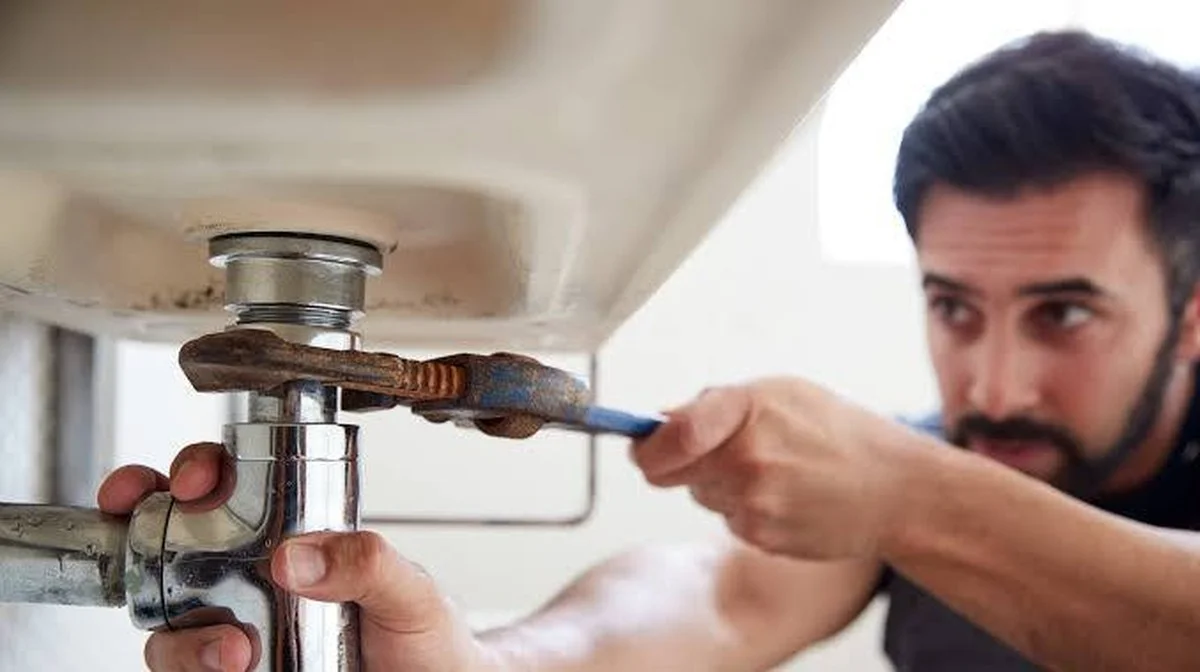 Waarom de loodgieter straks meer verdient dan de programmeur, volgens een tech-expert