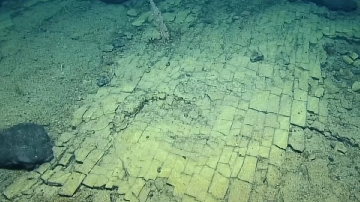 Onderzoekers vonden een oude bakstenen weg op 3000 meter diepte: is dit Atlantis?
